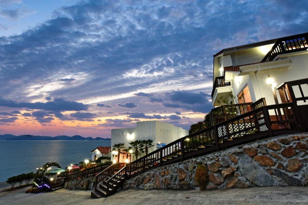 Namhae Bluemare Pension מראה חיצוני תמונה