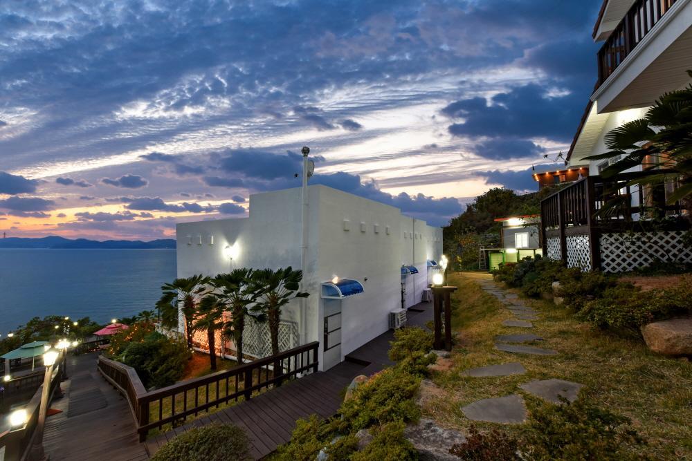 Namhae Bluemare Pension מראה חיצוני תמונה